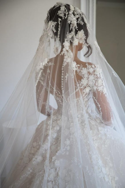 Wunderschönes Brautkleid mit langen Ärmeln und weicher Blumenspitze und V-Ausschnitt