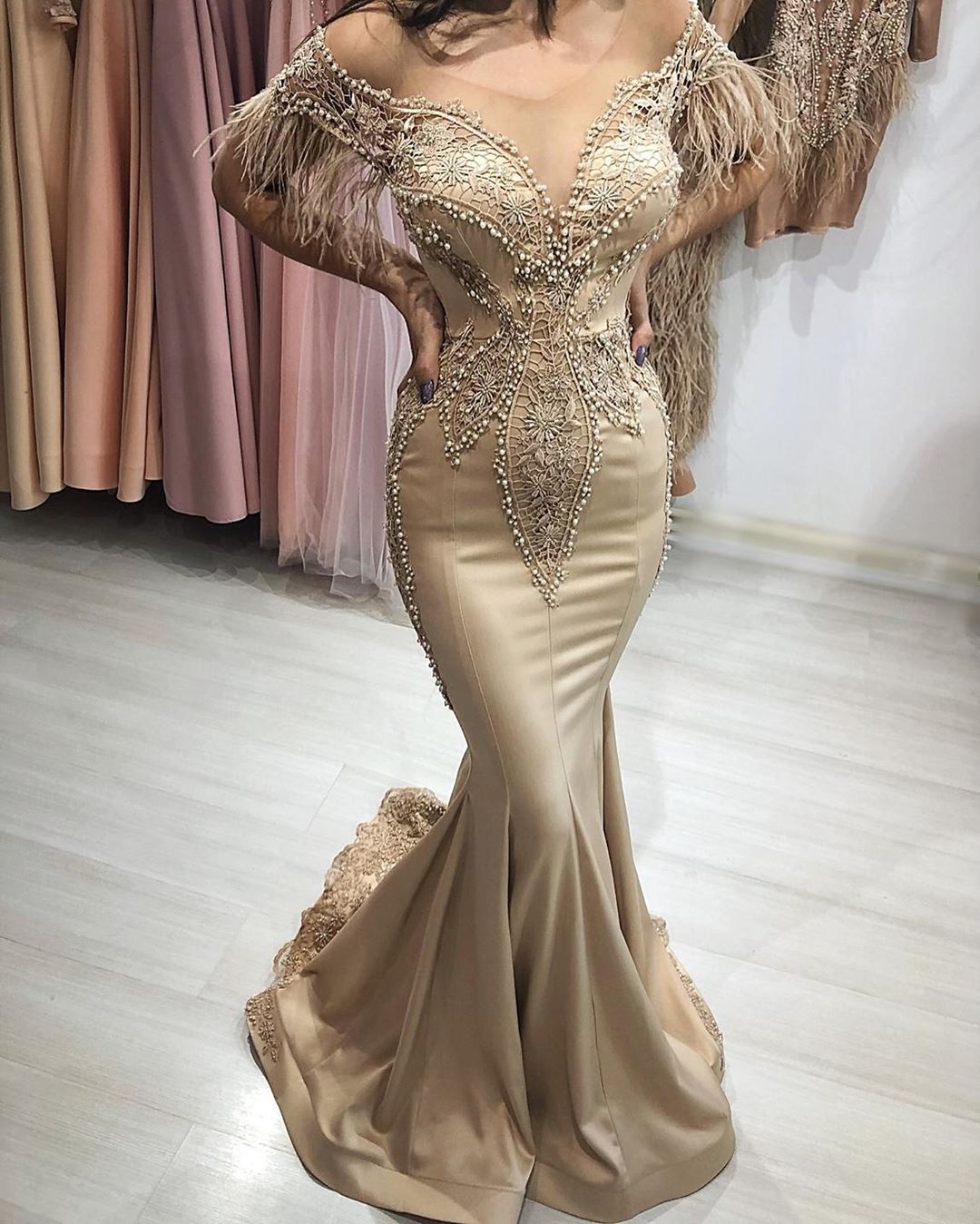 Wunderschönes schulterfreies langes Meerjungfrauen-Ballkleid mit Ärmeln
