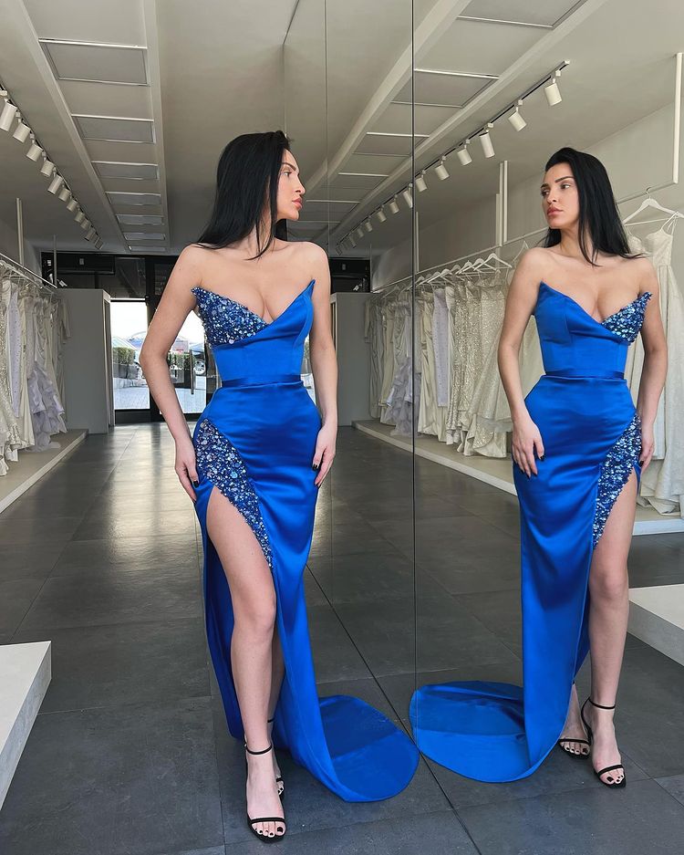Wunderschönes sexy königsblaues ärmelloses langes Perlen-Abendkleid mit Schlitz