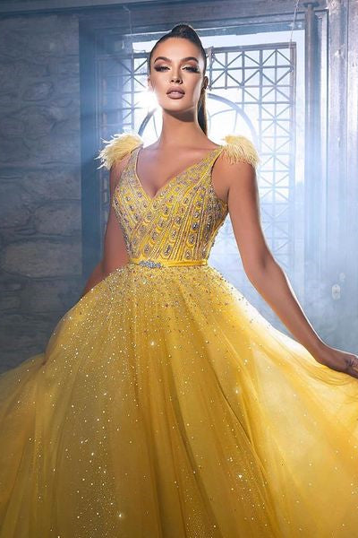 Hermoso vestido de fiesta largo sin mangas con lentejuelas amarillas y cuentas en forma de A