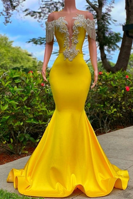 Hermoso vestido de fiesta amarillo con borlas, hombros descubiertos, cuentas y volantes