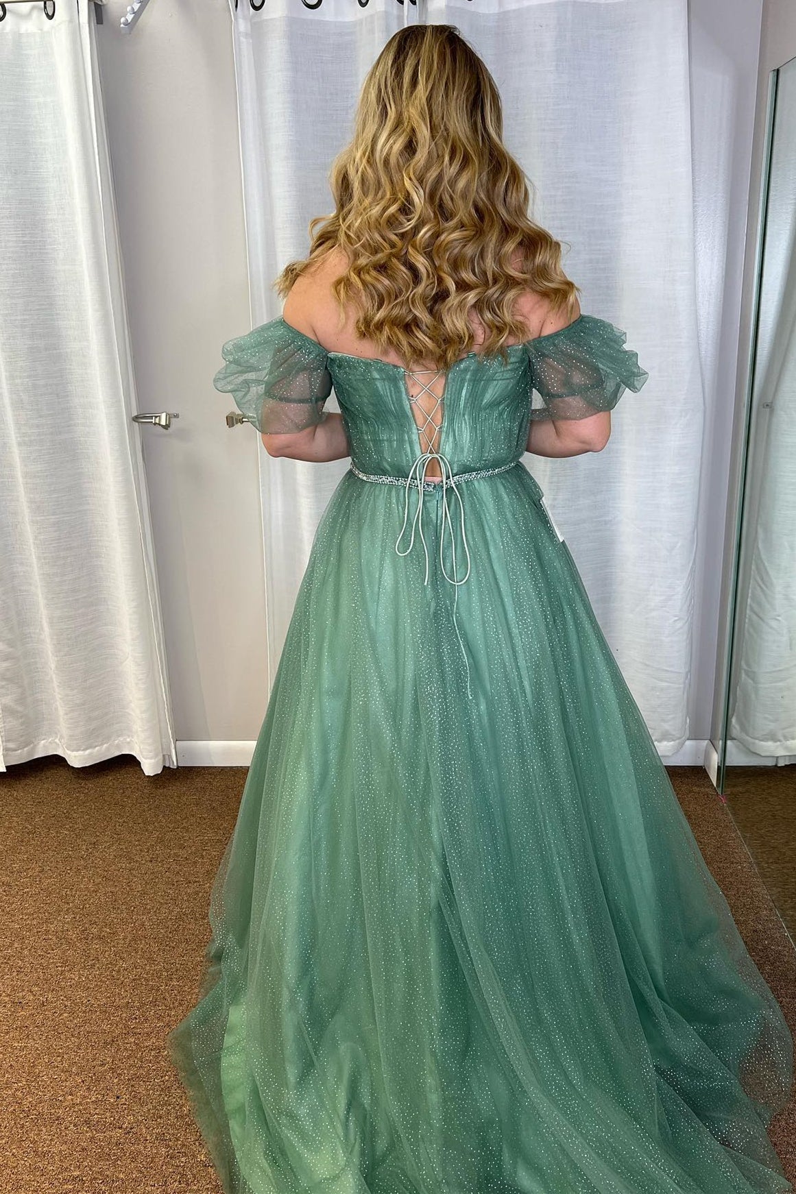 Vestido de fiesta largo con escote en V, hombros descubiertos y tul de cristal marino