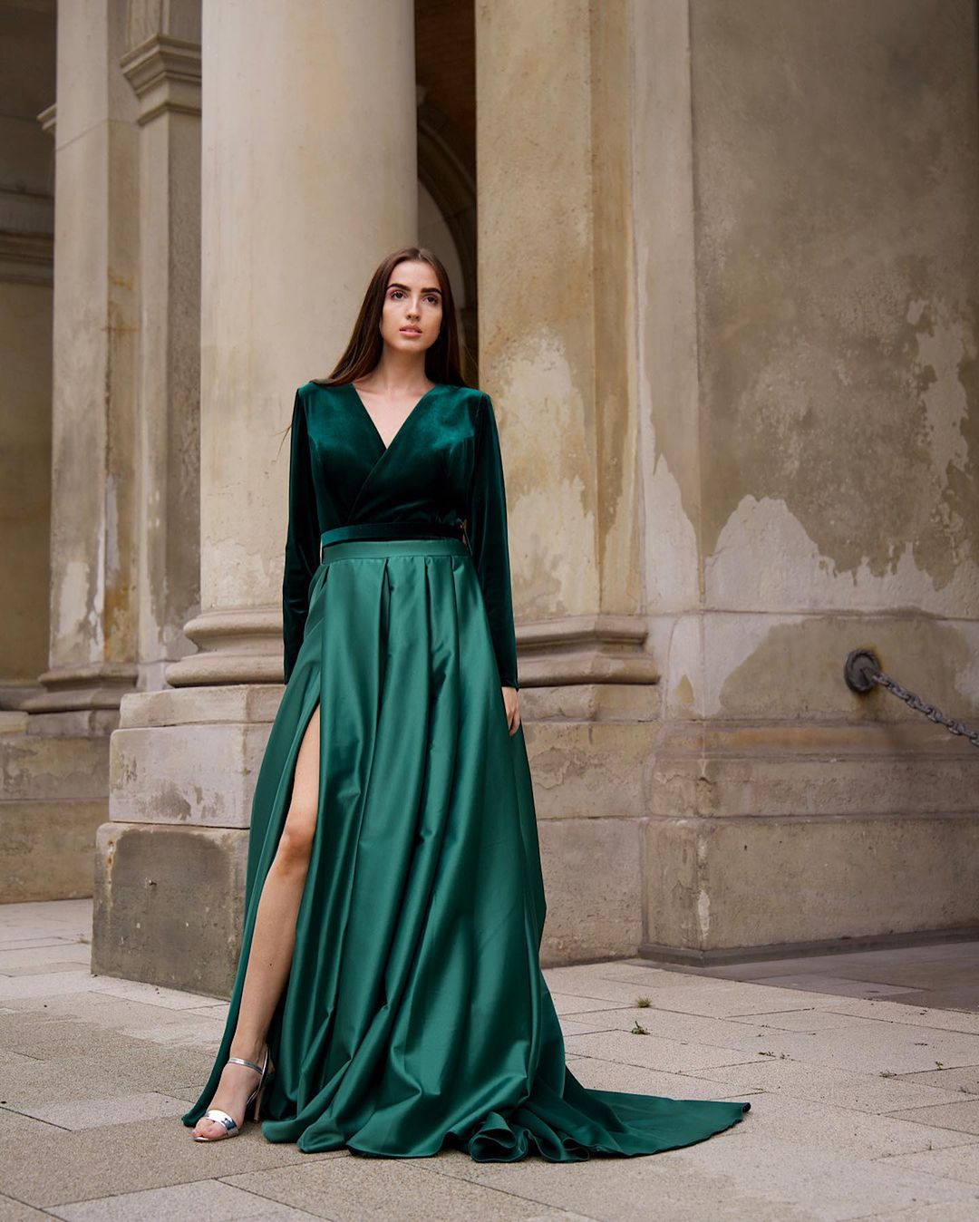 Grünes langärmliges A-Linien-Ballkleid aus Samt mit V-Ausschnitt und Schlitz