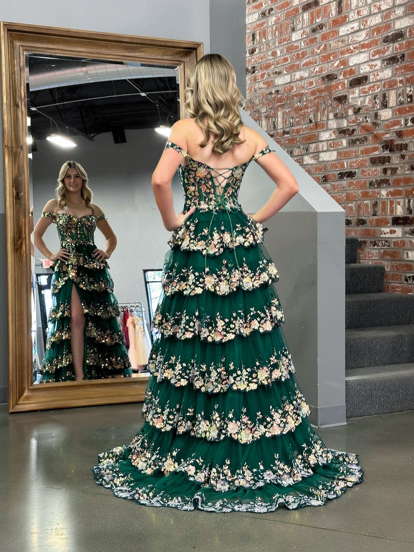 Vestido de fiesta Roycebridal de corte princesa verde con hombros descubiertos, corsé y volantes de encaje
