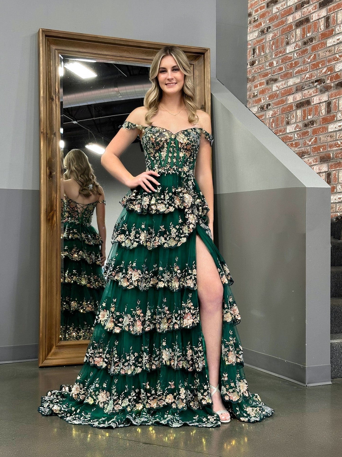 Vestido de fiesta Roycebridal de corte princesa verde con hombros descubiertos, corsé y volantes de encaje
