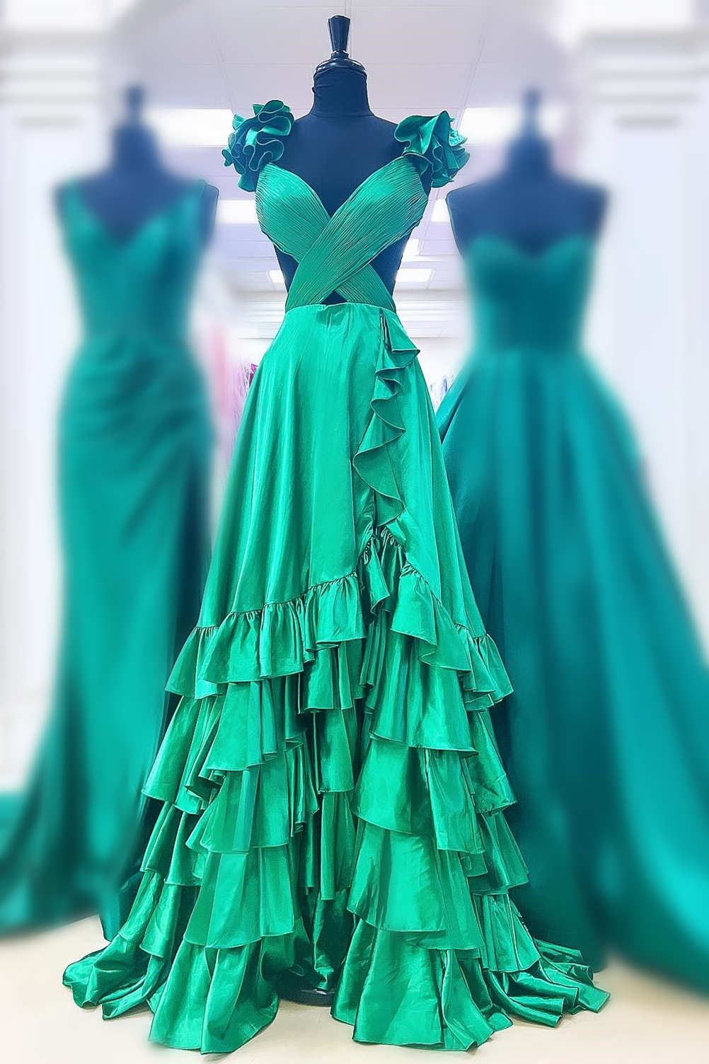 Vestido de fiesta largo de corte A con volantes y abertura