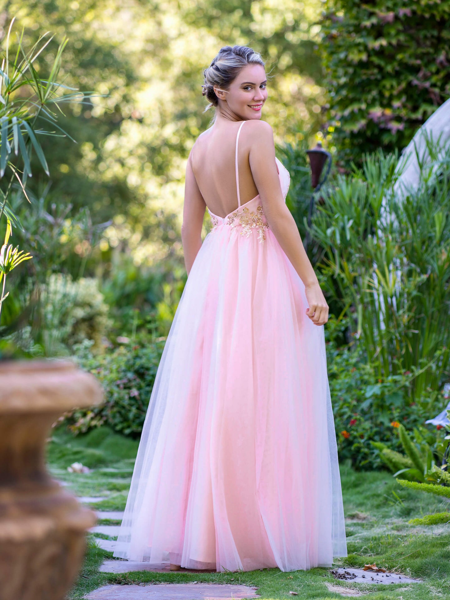 A-Linien-Ballkleid aus Tüll mit tiefem V-Ausschnitt und Applikationen
