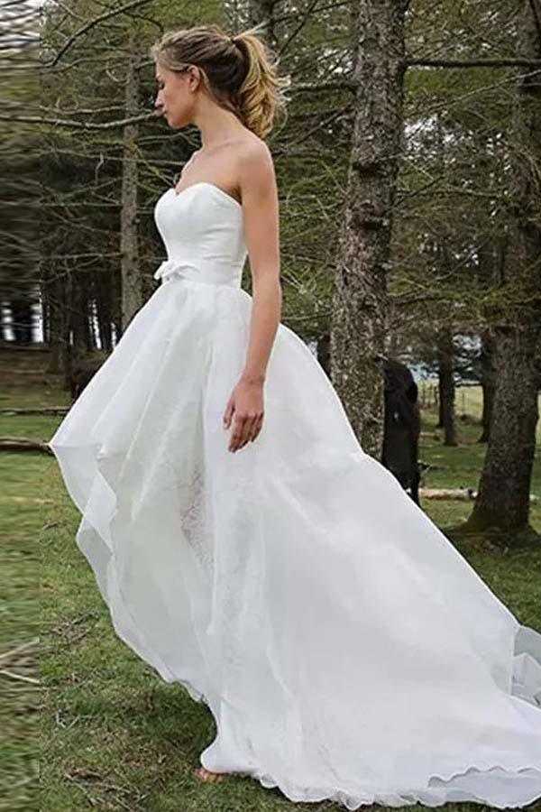 Ärmelloses Brautkleid mit Organza-Applikation und hohem Ausschnitt