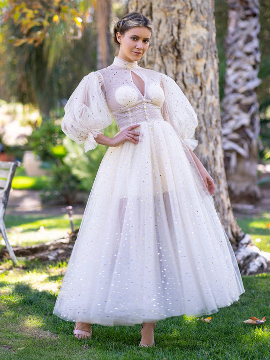 Vestido de fiesta con cuello alto, puños con volantes y abertura frontal