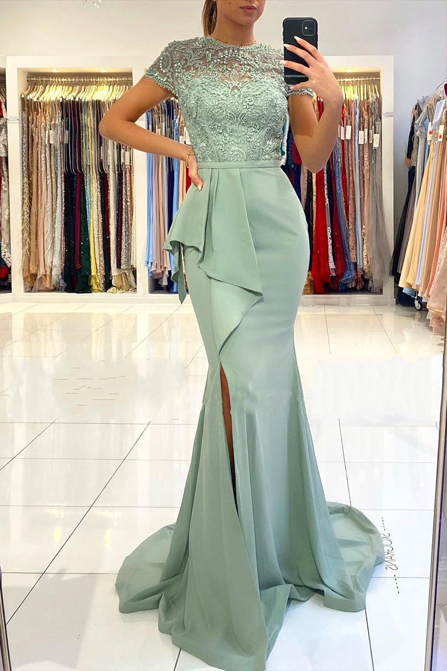 Abendkleid mit hohem Halsausschnitt, Spitze, langen Knöpfen, Schlitz und kurzen Ärmeln