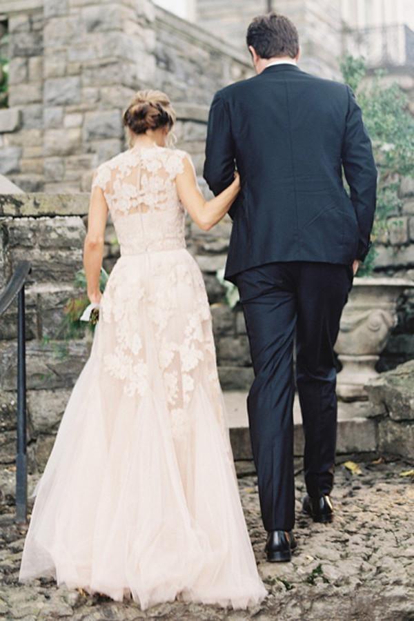Vestido de novia de alta calidad con escote en V, sin mangas y largo hasta el suelo con encaje