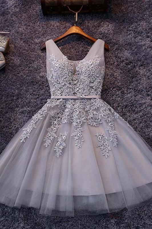 Vestidos de fiesta de tul con encaje gris hasta la rodilla, corte A, escote en V y apliques
