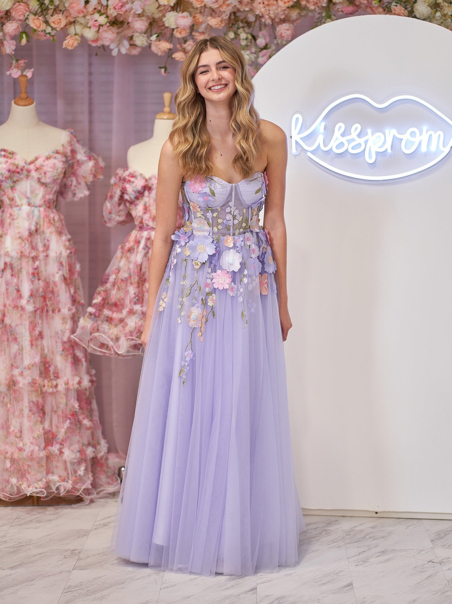 A-Linien-Heimkehrkleid aus trägerlosem Tüll mit 3D-Blumen