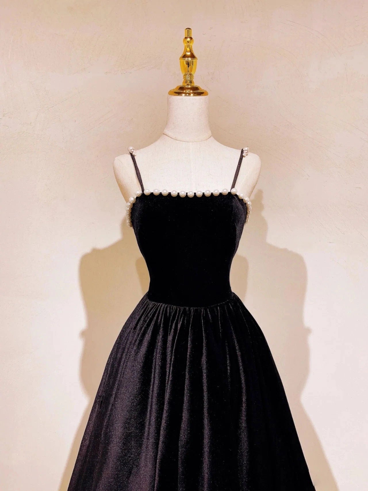 Elegante vestido de fiesta largo con tirantes finos, sin mangas y espalda descubierta con cuentas