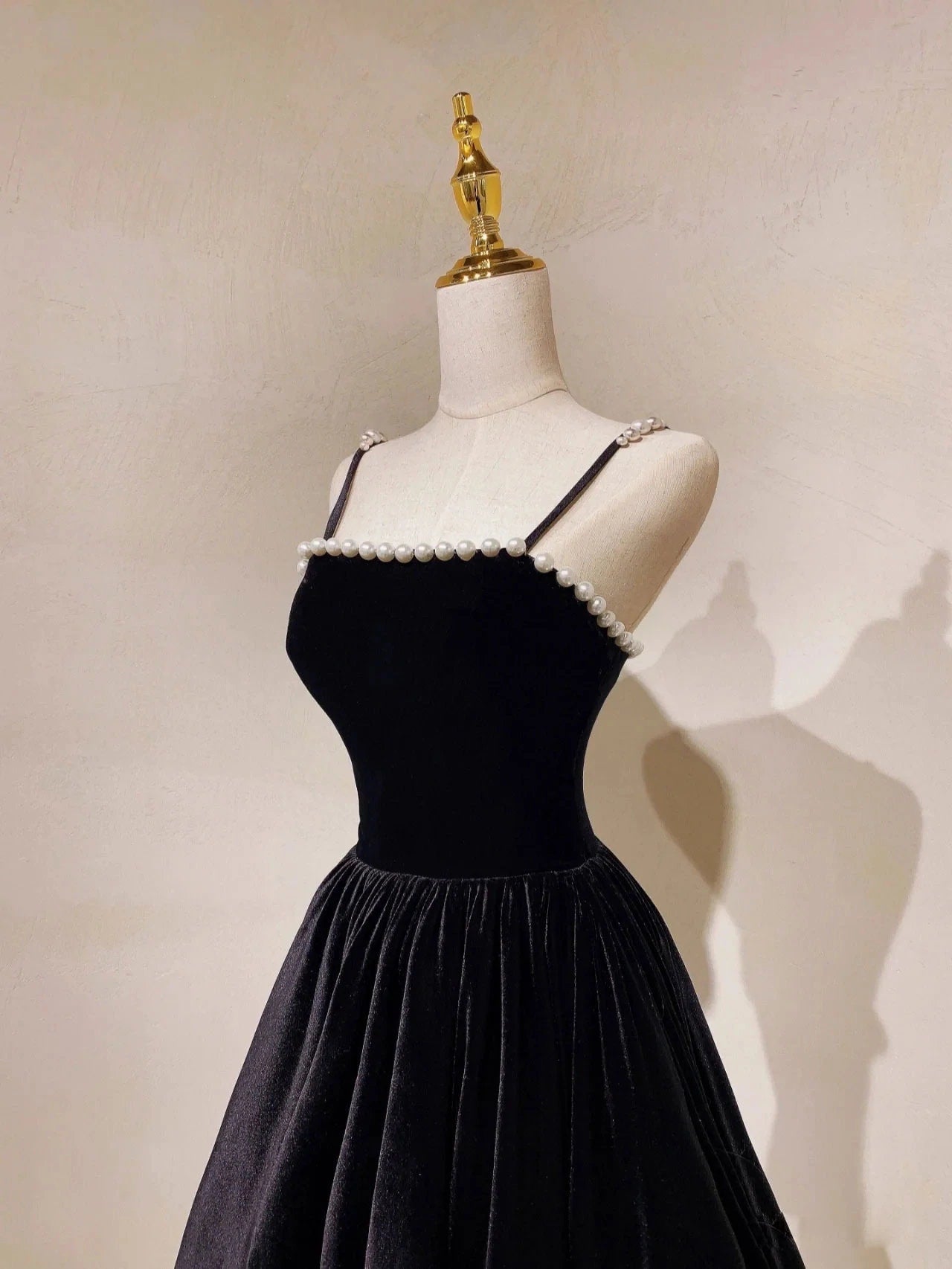 Elegante vestido de fiesta largo con tirantes finos, sin mangas y espalda descubierta con cuentas