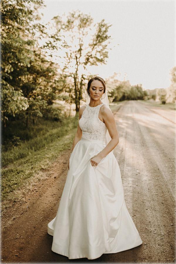 Vestido de novia de corte A con escote halter, ilusión y encaje, y cola larga