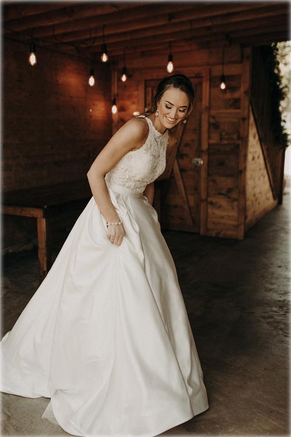 Vestido de novia de corte A con escote halter, ilusión y encaje, y cola larga