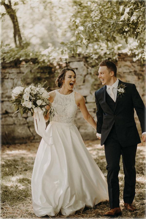 Vestido de novia de corte A con escote halter, ilusión y encaje, y cola larga