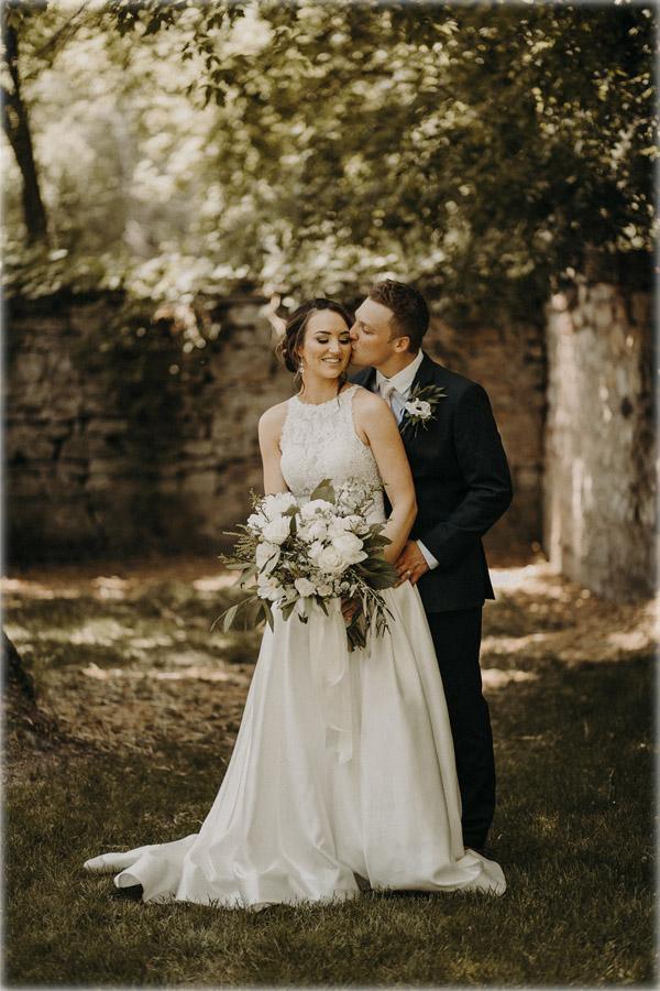 Vestido de novia de corte A con escote halter, ilusión y encaje, y cola larga