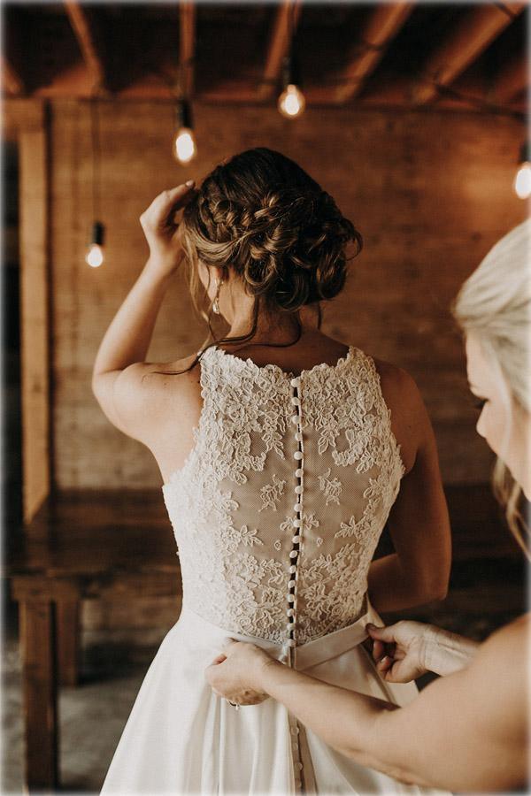 Vestido de novia de corte A con escote halter, ilusión y encaje, y cola larga