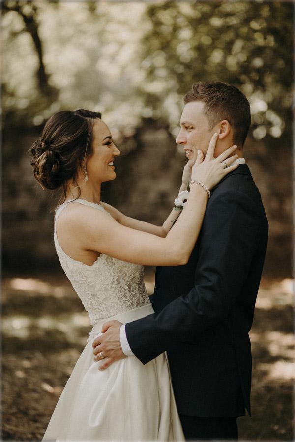 Vestido de novia de corte A con escote halter, ilusión y encaje, y cola larga