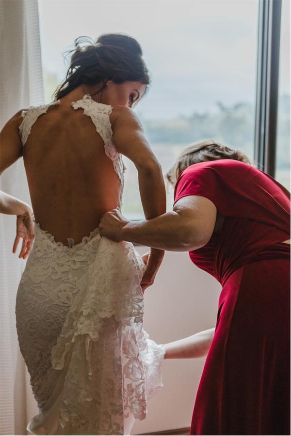 Vestido de novia con escote ilusión, cola larga y abertura en la espalda