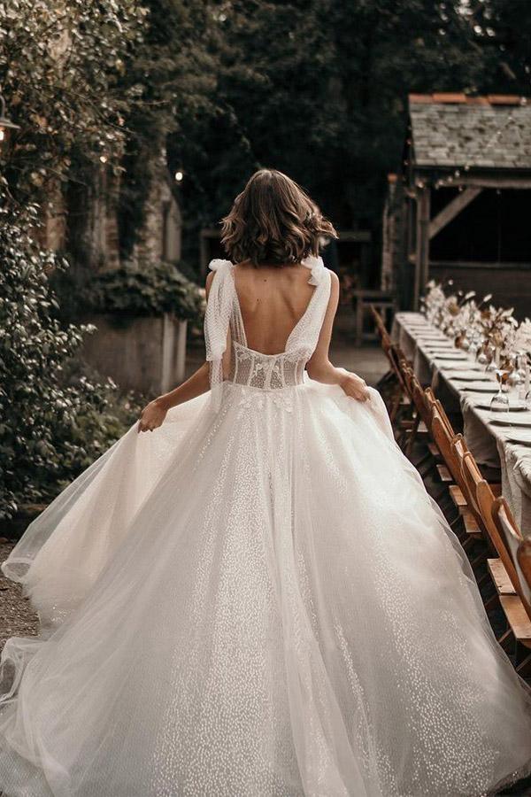 Elfenbeinfarbenes, ärmelloses Brautkleid in A-Linie mit Schleppe und Pailletten