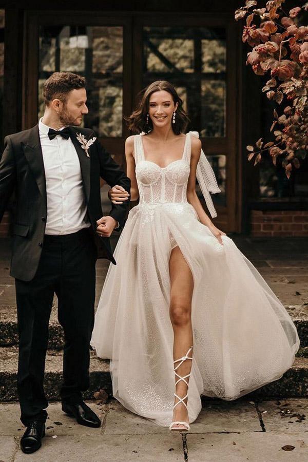 Elfenbeinfarbenes, ärmelloses Brautkleid in A-Linie mit Schleppe und Pailletten