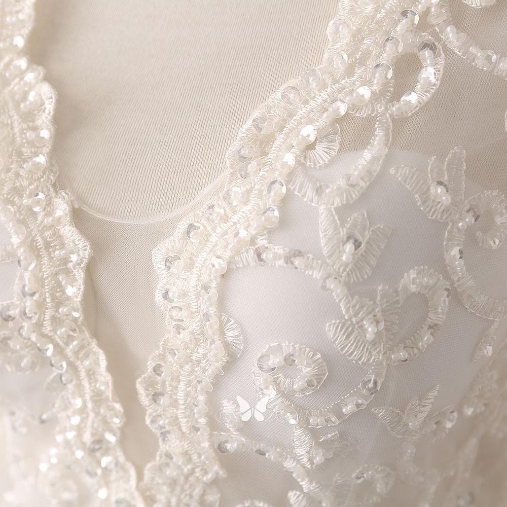 Elfenbeinfarbenes Brautkleid aus Spitze und Satin mit V-Ausschnitt und langen Ärmeln sowie Perlen