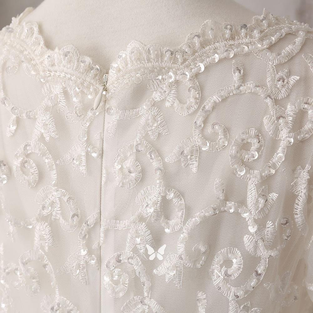 Elfenbeinfarbenes Brautkleid aus Spitze und Satin mit V-Ausschnitt und langen Ärmeln sowie Perlen