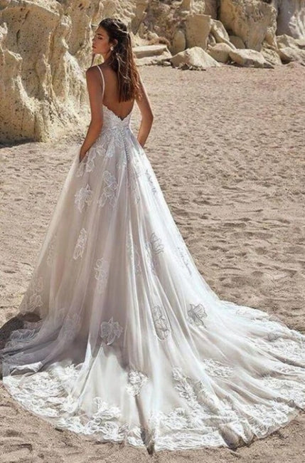 Elfenbeinfarbenes, bodenlanges A-Linien-Brautkleid mit Spaghettiträgern