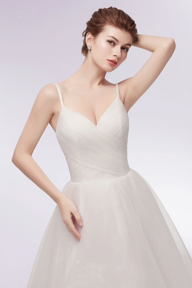 Elfenbeinfarbenes A-Linien-Brautkleid mit Spaghettiträgern und Rüschen