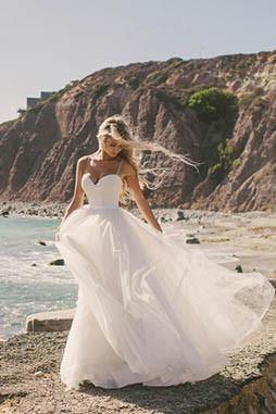 Elfenbeinfarbenes Brautkleid aus Tüll mit Herzausschnitt und Spaghettiträgern