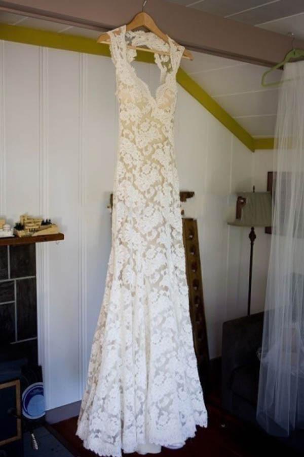 Vestido de novia de encaje hasta el suelo con escote en forma de cerradura en la espalda