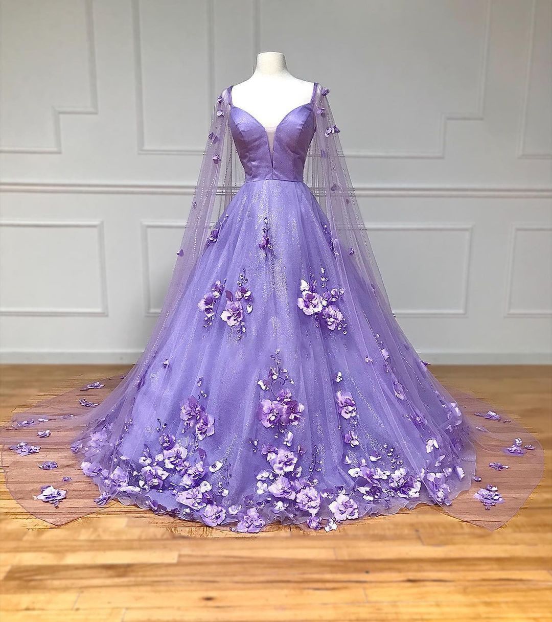 A-Linien-Ballkleid aus floraler Spitze mit Cape-Ärmeln