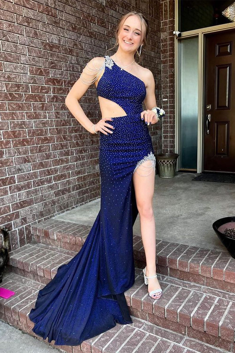 Vestido de fiesta largo de sirena con un solo hombro, cuentas y abertura en verde cazador
