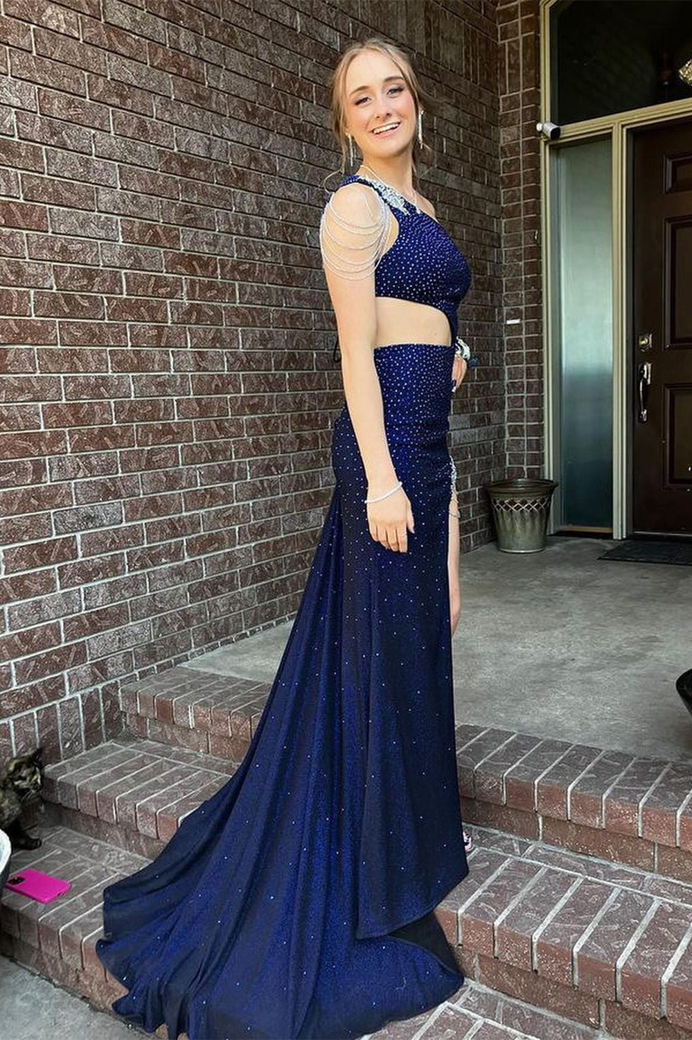 Vestido de fiesta largo de sirena con un solo hombro, cuentas y abertura en verde cazador