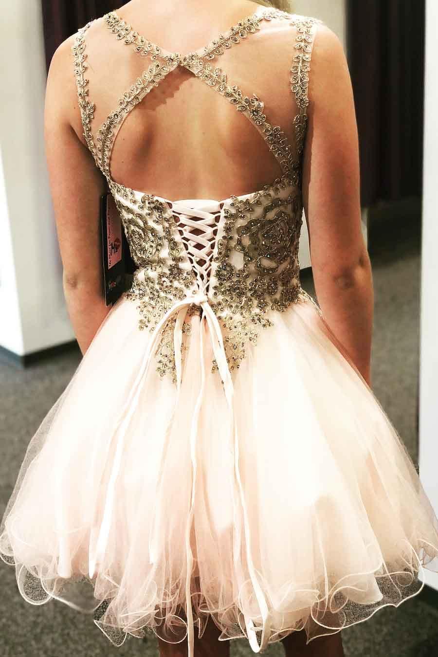 Vestido de fiesta corto con espalda cruzada y cordones y cuentas