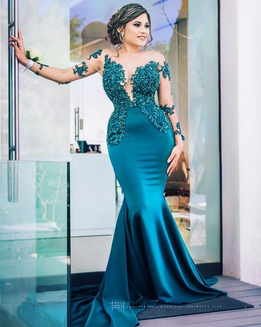 Neuestes langes Meerjungfrau-Juwelen-Satin-Ballkleid mit Ärmeln
