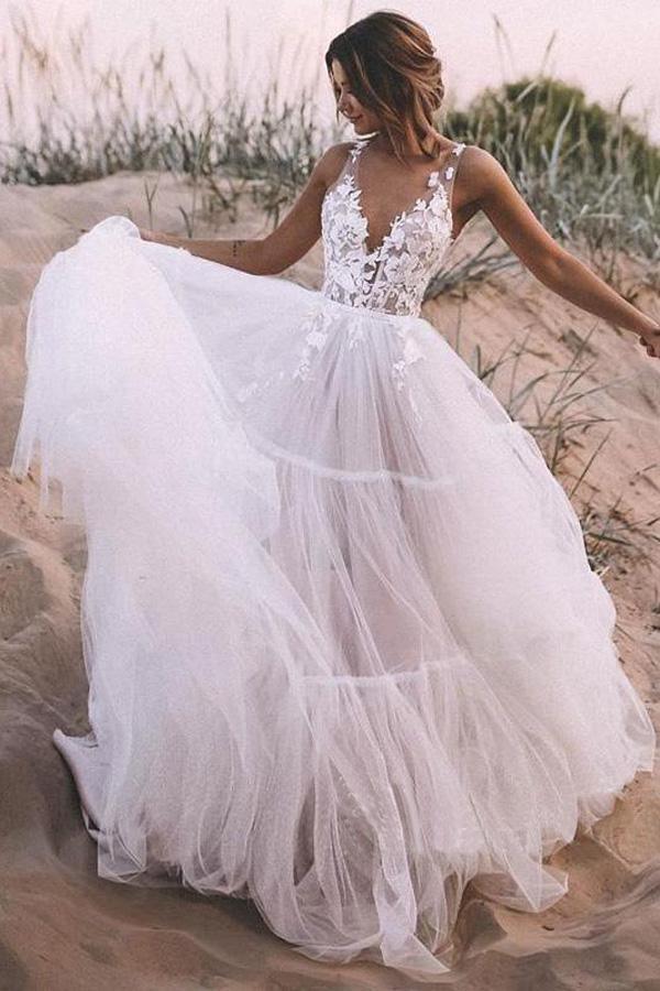 Falda de tul en capas con encaje y escote en V para boda al aire libre