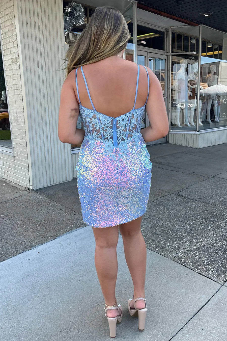 Figurbetontes Homecoming-Kleid aus blauer Spitze mit Pailletten