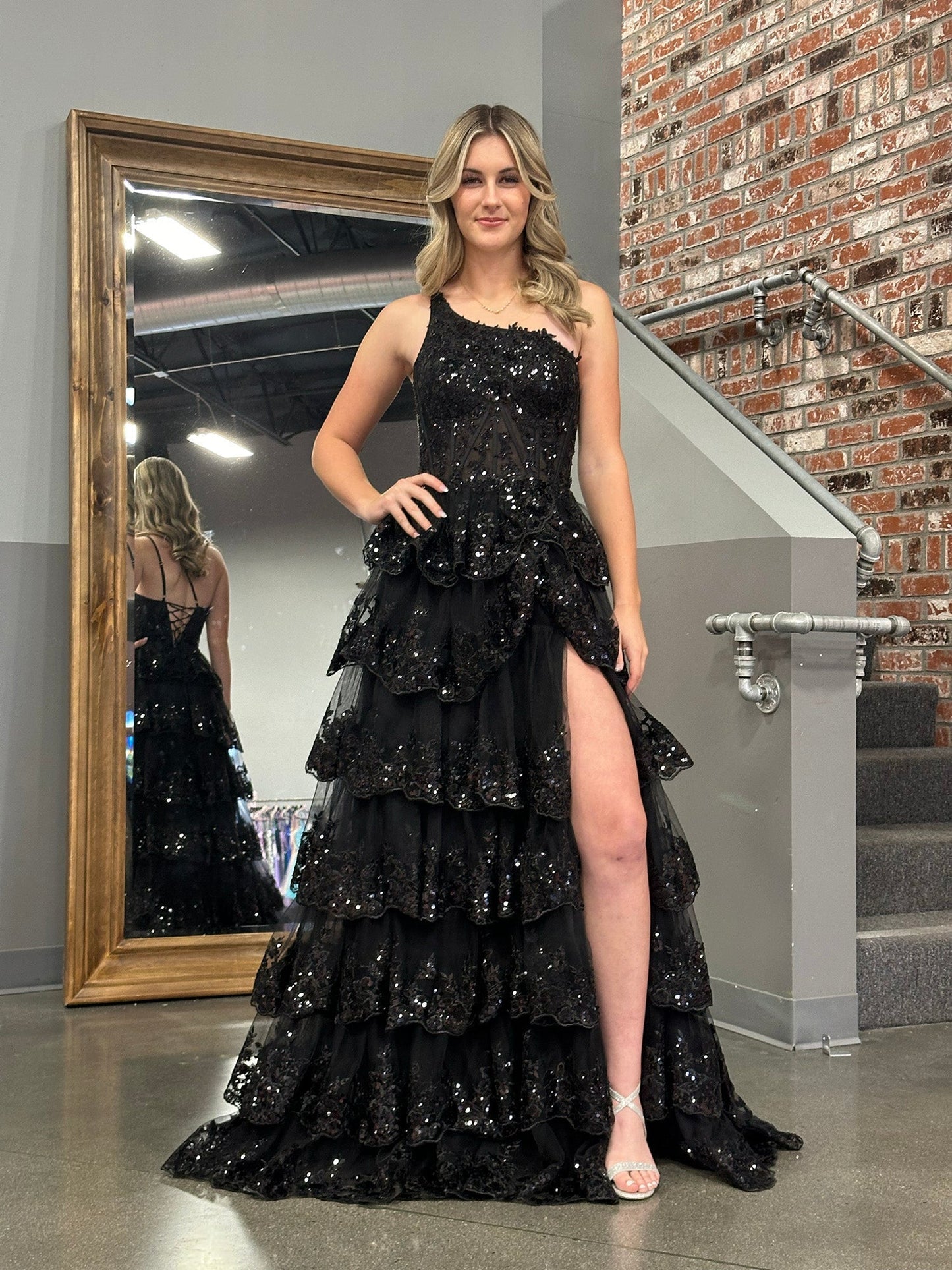Vestido de fiesta largo de encaje escalonado con un solo hombro