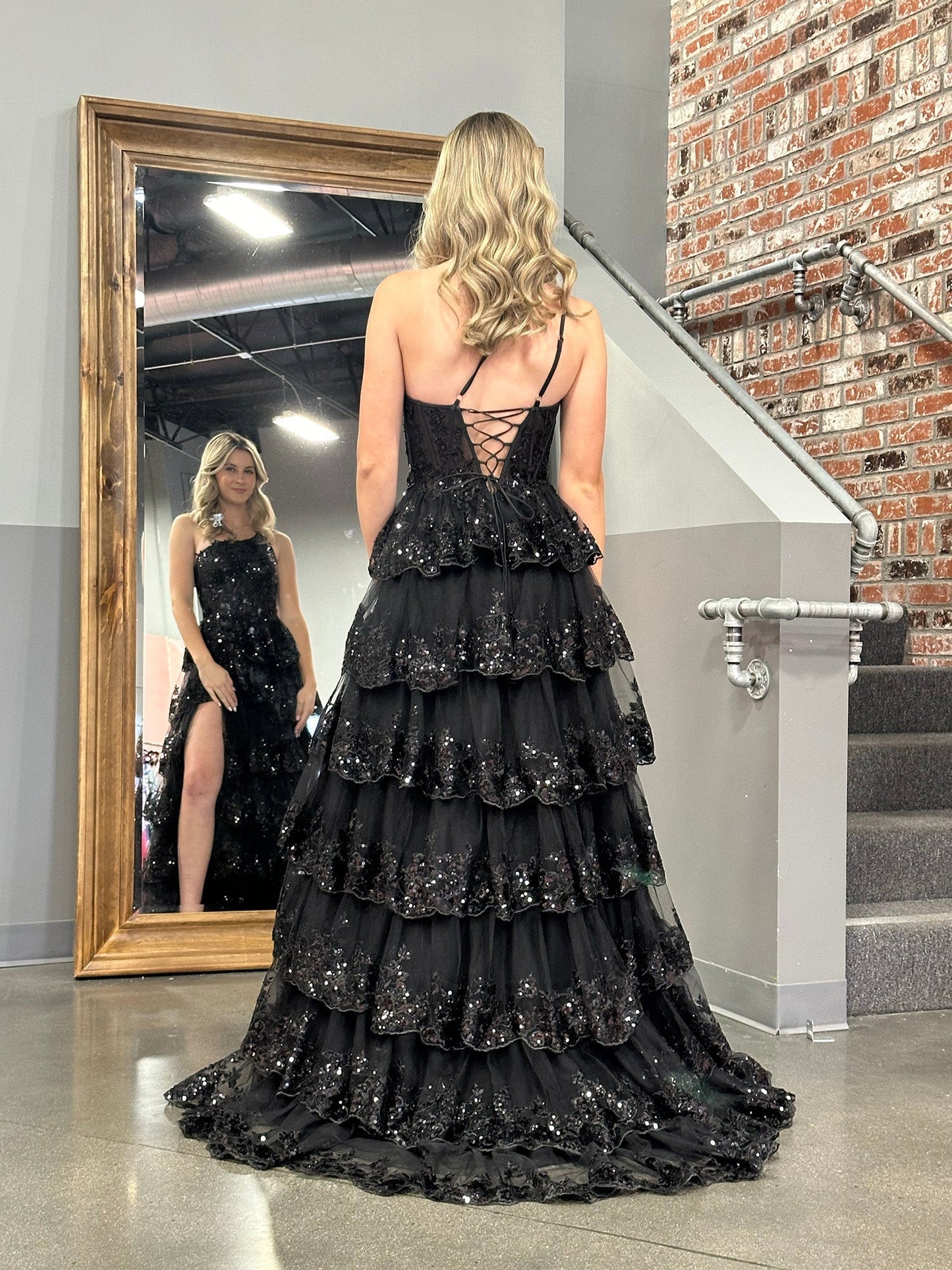 Vestido de fiesta largo de encaje escalonado con un solo hombro