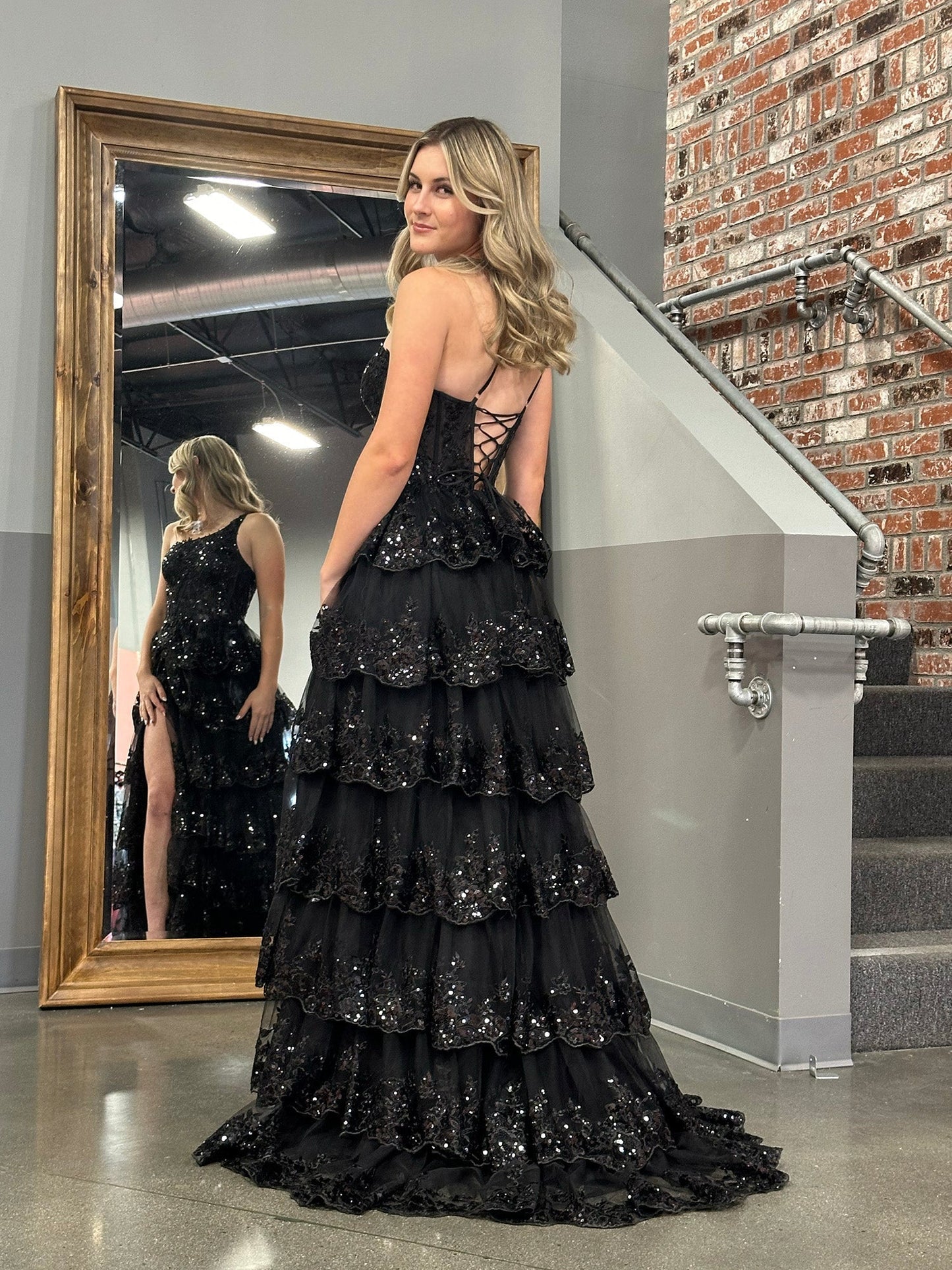Vestido de fiesta largo de encaje escalonado con un solo hombro