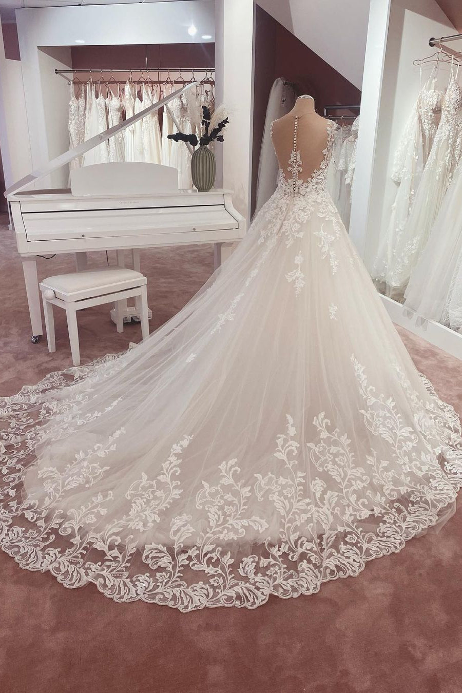 Langes A-Linien-Brautkleid aus Spitze mit Herzausschnitt und Applikationen