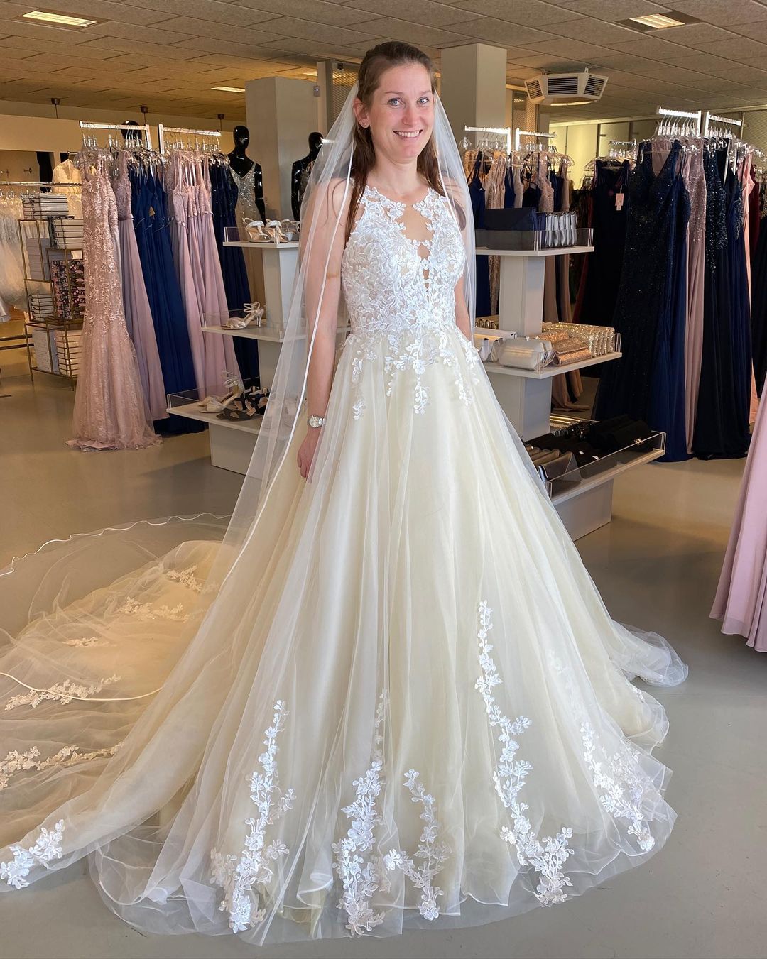 Langes A-Linien-Brautkleid mit Applikationen, Spitze, Tüll und Rüschen, rückenfrei