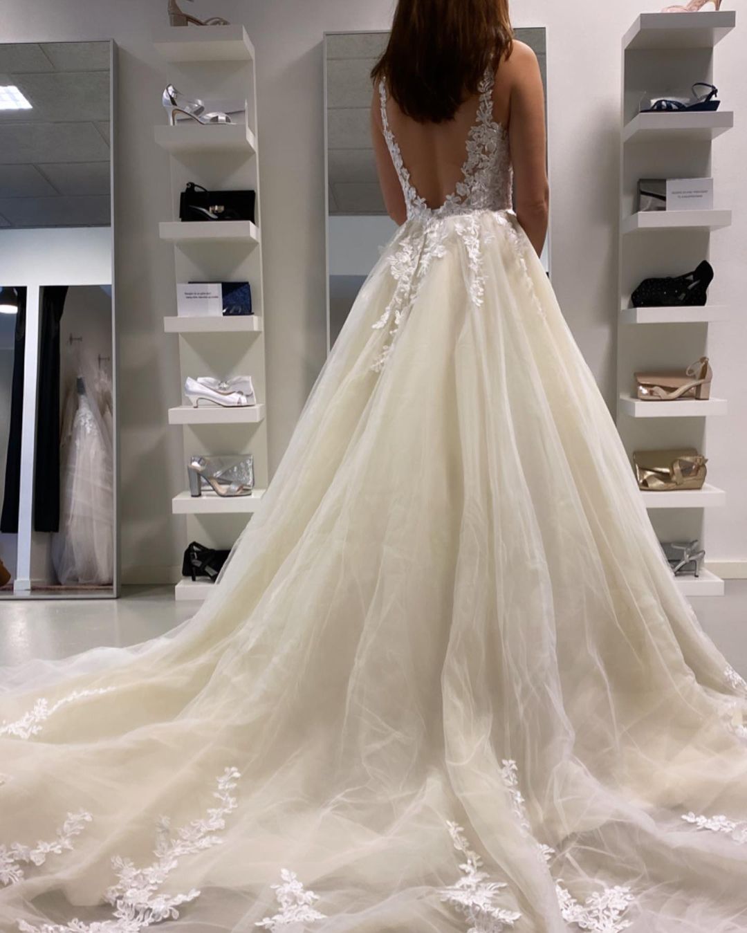 Langes A-Linien-Brautkleid mit Applikationen, Spitze, Tüll und Rüschen, rückenfrei