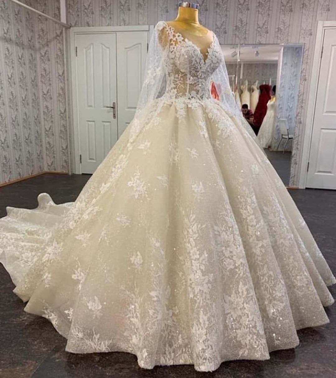 Langes A-Linien-Brautkleid mit Bateau-Applikationen, Spitze, Pailletten und Tüll