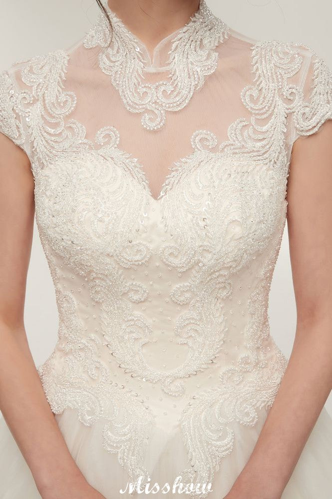Langes A-Linien-Brautkleid mit hohem Halsausschnitt, Spitzenapplikationen und kurzen Ärmeln
