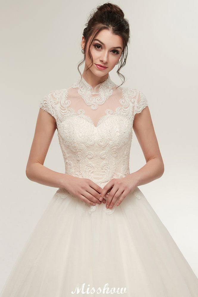 Langes A-Linien-Brautkleid mit hohem Halsausschnitt, Spitzenapplikationen und kurzen Ärmeln